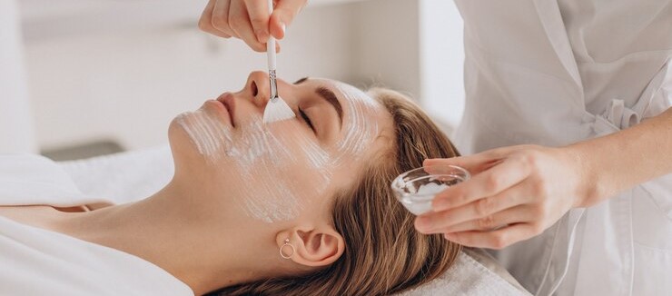 Mulher cuidando da pele