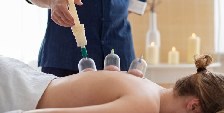 Mulher cuidando da pele